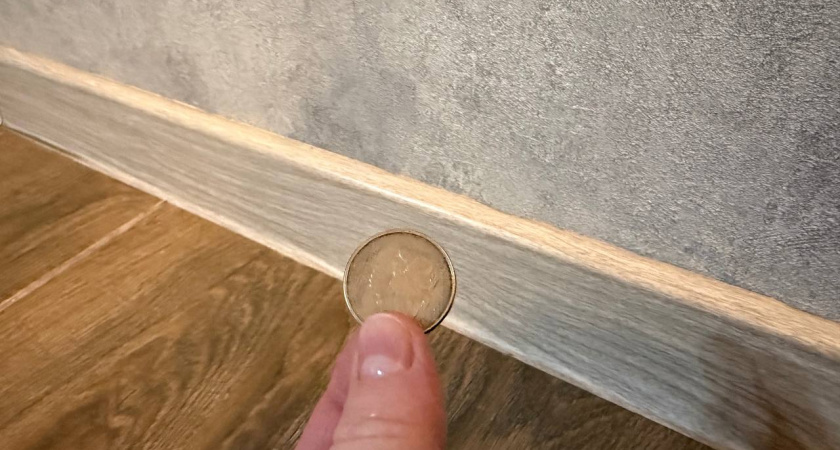 Для чего класть под плинтус монетки: узнав, выгребла из кошелька всю мелочь и попробовала - результат удивил