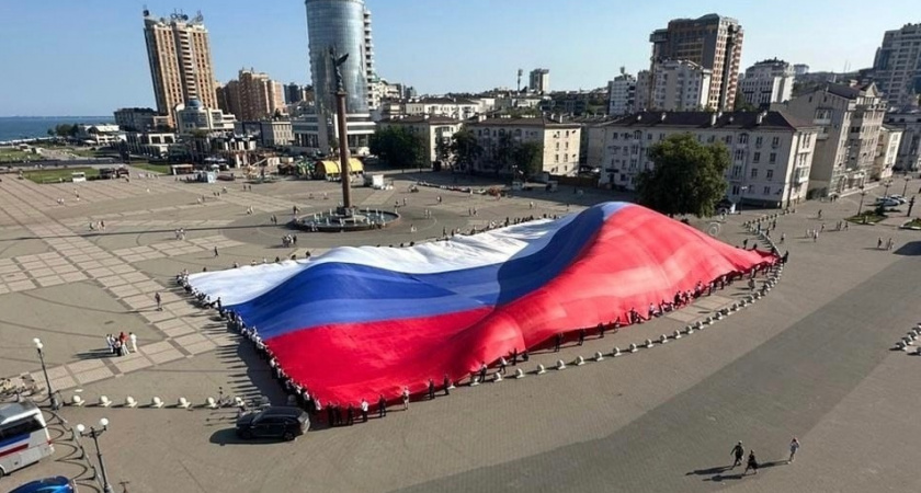 Парусные лодки, украшенные триколорами, автомобильный флешмоб и пленэр: афиша мероприятий в честь День государственного флага России 