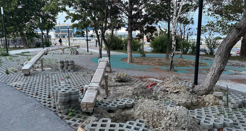 «Работы не завершены, из трубы хлещет вода»: новороссийцы интересуются, когда приведут в порядок Аллею спорта