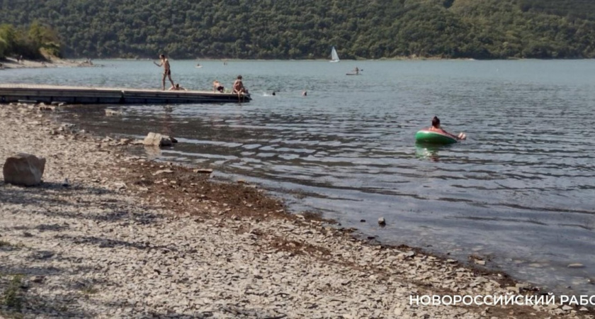 Озера Абрау под Новороссийском сильно обмелело, на берегу гниет ил: купаться в водоеме опасно для здоровья