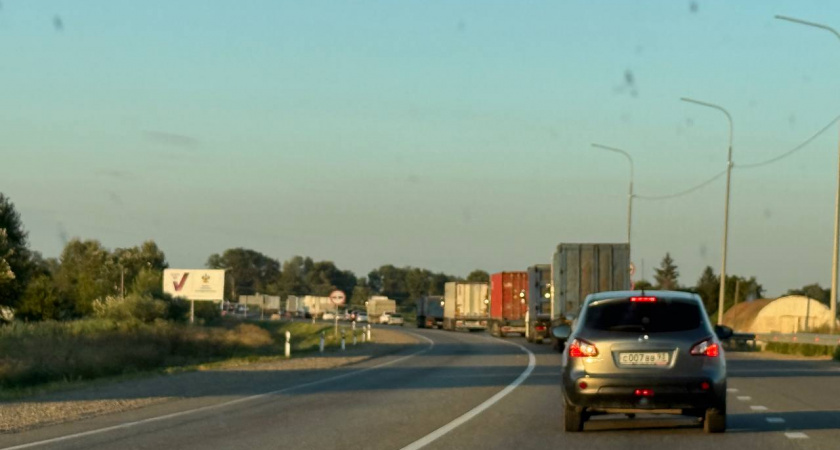 30 км в пробках: водители застряли по пути на курорты Кубани