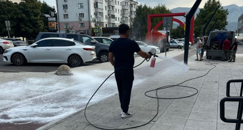 Из-за многочисленных жалоб новороссийцев на шум, городскую набережную теперь будут мыть днем