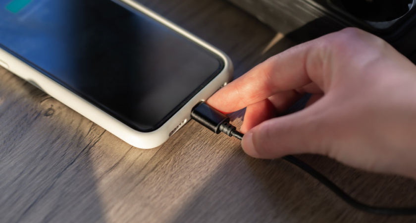 Можно ли на самом деле оставлять зарядку смартфона в розетке без присмотра?