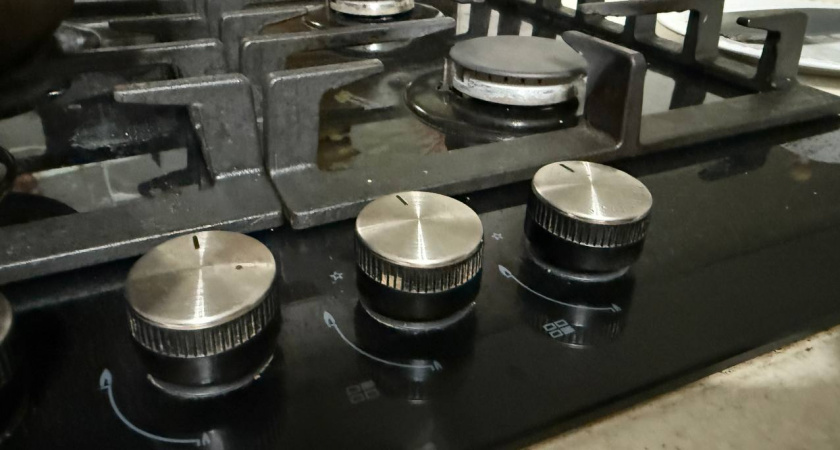 Забудьте про соду и уксус: это средство удалит жир с ручек плиты за 5 минут — ничего снимать не понадобится