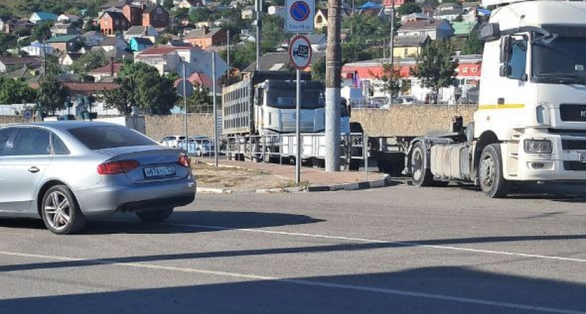 Новороссийцы просят обустроить пешеходный переход, чтобы школьники не попали под фуру