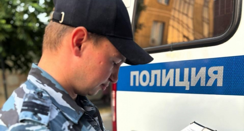 Трость вместо лома: житель Новороссийска изящно «обчистил» автомобиль через щель в окне