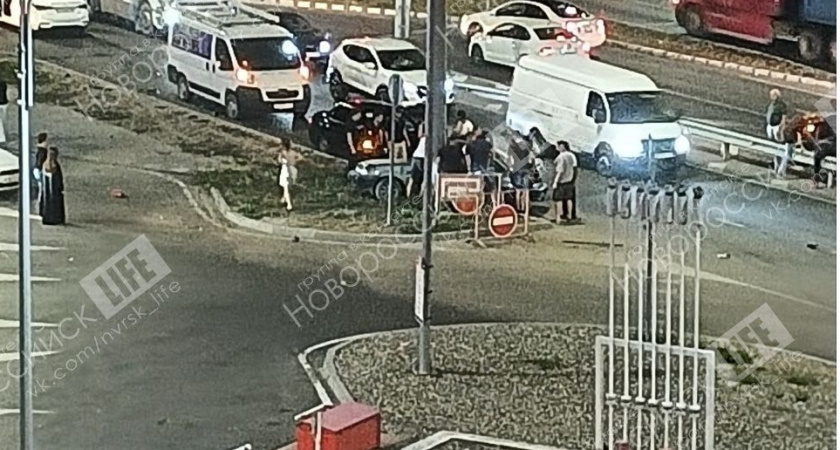 «Один юзом пошел, второй – в столб»: момент серьезного ДТП на развязке в 13-м микрорайоне Новороссийска