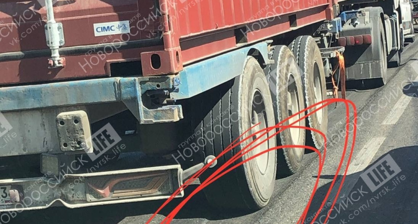 Фуры «раскатали» асфальт на центральных улицах Новороссийска: горожане требуют отремонтировать дорогу