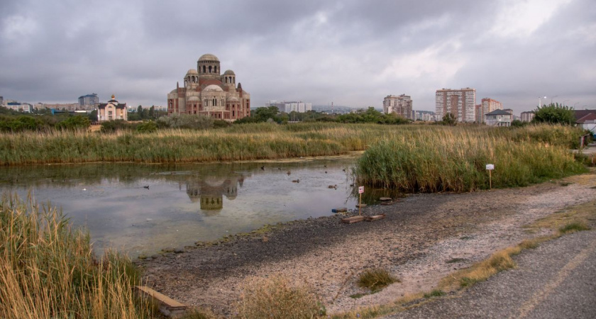 Суджукская лагуна обмелела и обнажила горы мусора на дне: новороссийцев приглашают на субботник