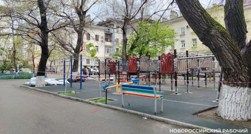 Новороссийцы три года ждут ремонта детской площадки после съемок фильма в их дворе