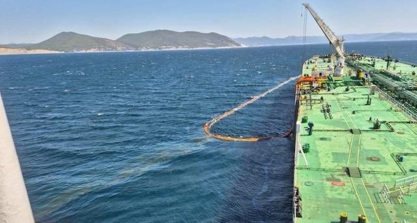 У берегов Новороссийска в море попало около 4-5 тонн нефти
