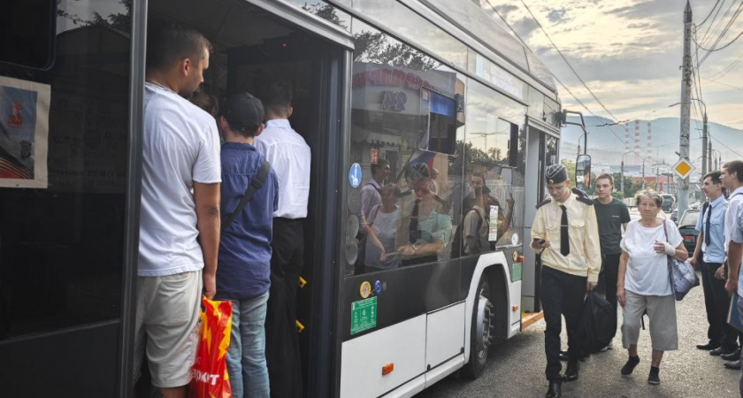 «Как сельди в бочке!»: жители Восточного района Новороссийска добираются на работу и в школу на подножках автобусов