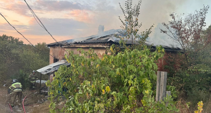 В ЖК «Парковый» в Новороссийске полыхала «заброшка»: причины пожара устанавливают