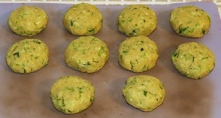 Долой скучные оладьи! Рецепт невероятно нежных кабачковых булочек - их сметают со стола в первую очередь