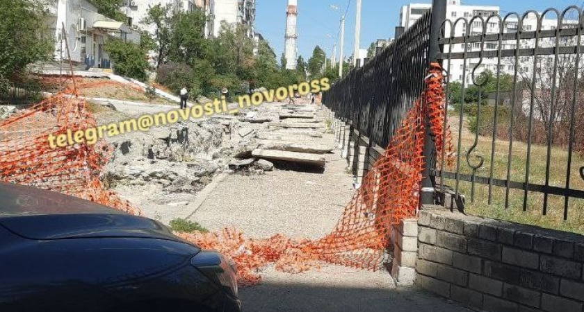 «Ждем когда ребенок упадет?»: в Новороссийске дети ходят в школу мимо неогороженных двухметровых разрытий