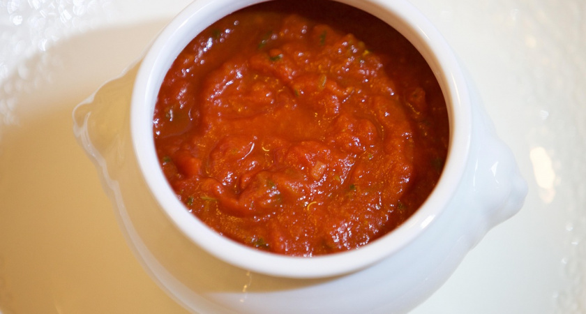 Каждый год после урожая перцев закрываю яркий сладко-острый соус: вкус получается шикарный - зимой идеально и к сырной тарелке и к мясу