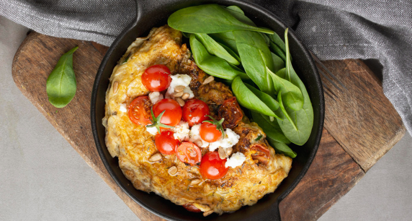 60 секунд в микроволновке превращают простое яйцо в воздушное чудо, которое затмит ресторанные завтраки