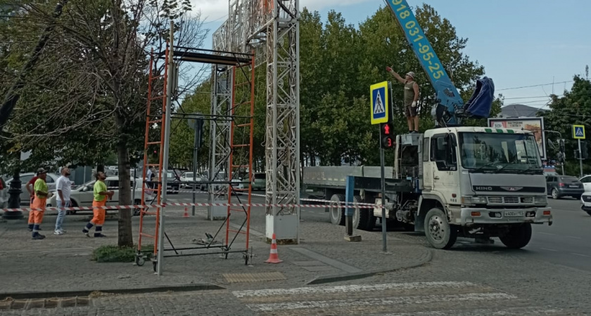 Уже история: в Новороссийске демонтируют «Звездное небо»