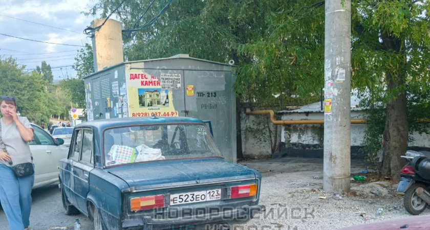 «Пьют, мусорят, справляют нужду»: в Новороссийске бездомные поселились в брошенной посреди дороги «шестерке»