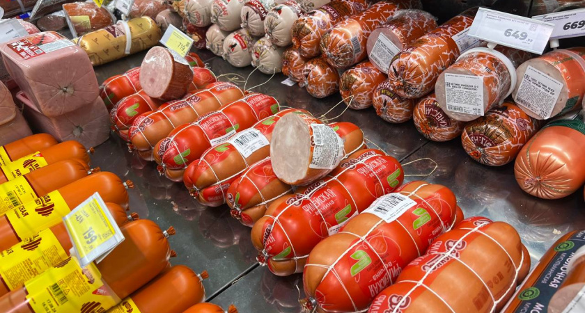Перемолотые рога и копыта, мяса нет: эксперты Росконтролы назвали бренды колбасы, которые лучше не брать даже с супер скидкой