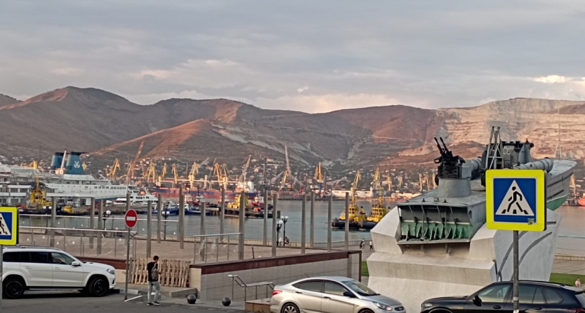  В Новороссийске строящееся кафе загораживает вид на памятник «Торпедный катер» на городской набережной