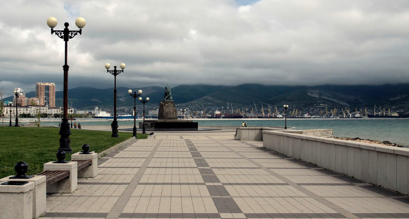 На набережной Новороссийска установят скамейки и урны на 26 миллионов рублей