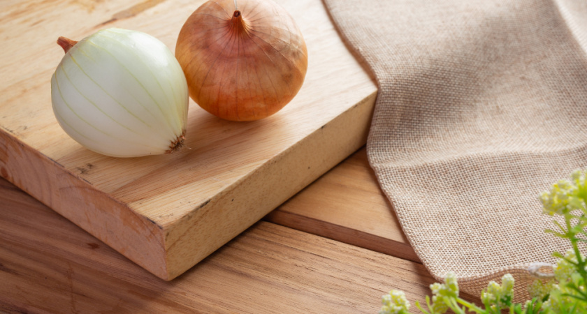 Хозяйки годами портили лук, пока не узнали этот секрет с мукой — теперь он постоянно получается как у профессионалов