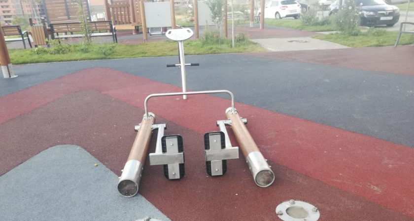 В Новороссийске на спортплощадке во дворе новостройки сломался и упал на ребенка тренажер