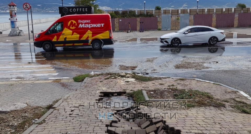 Вода подорвала плитку и хлынула на дорогу: на набережной Новороссийска произошла очередная утечка