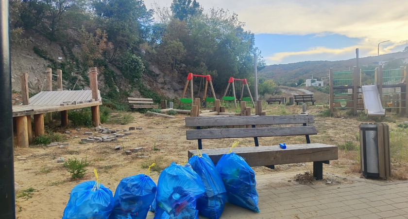 Любители пикников превратили детскую площадку в Новороссийске в мусорную свалку