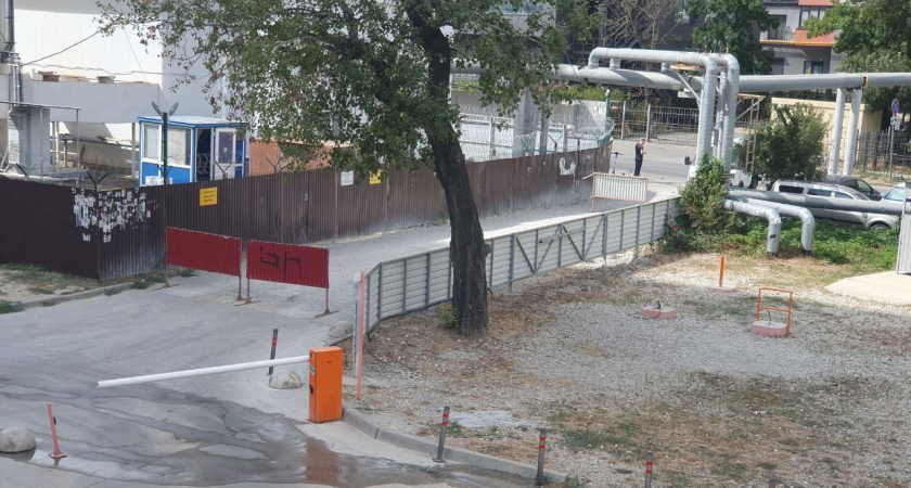 В Новороссийске котельная перекрыла горожанам проезд к дому