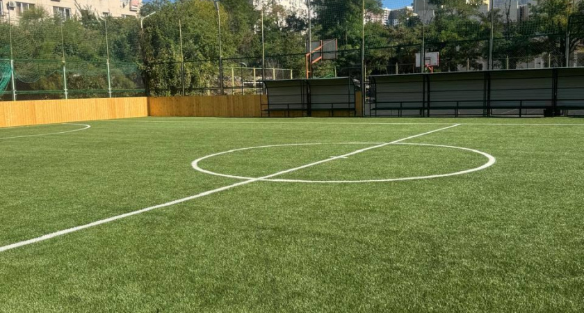 В спортивной школе «Победа» в Новороссийске обновили стадион: поле готово принимать юных футболистов