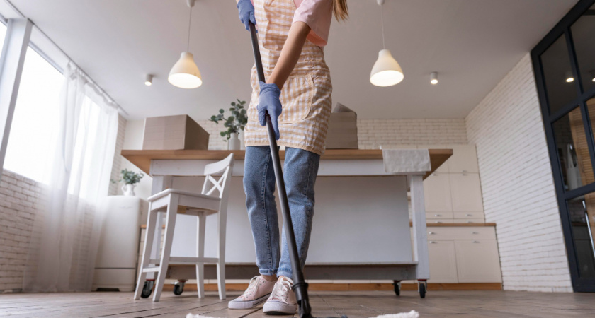 Месяц назад начала мыть полы соленой водой: от перемен в доме в восторге вся семья