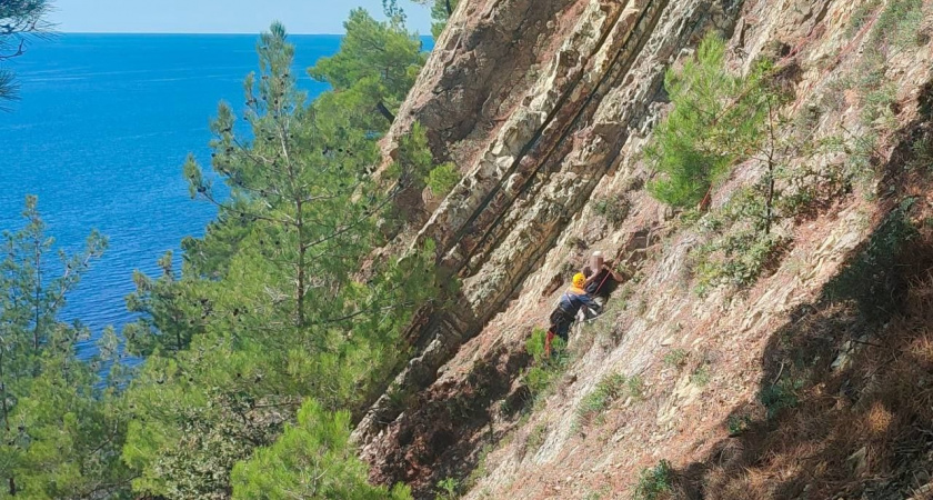 «Я держусь одой рукой!»: под Геленджиком 55-летний турист застрял на скале