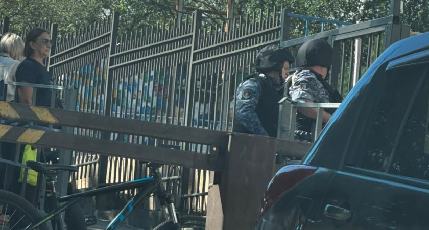 Руководству одной из школ Новороссийска пришлось вызвать полицию, чтобы совладать с родителями учеников во время тревоги