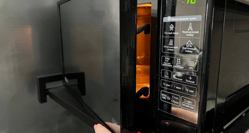 Микроволновка блестит, как новая — и это без капли химии. Как я с легкостью избавилась от жира и запаха всего за 5 минут