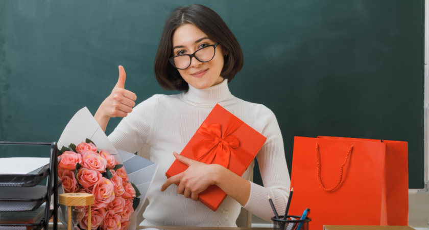 Устали от цветов и конфет: учителя в соцсетях признались, какие подарки мечтают получить на День учителя