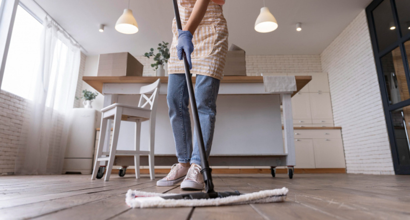 Не мою полы неделями: единственная ложка на ведро воды – и поверхности сверкают как зеркало