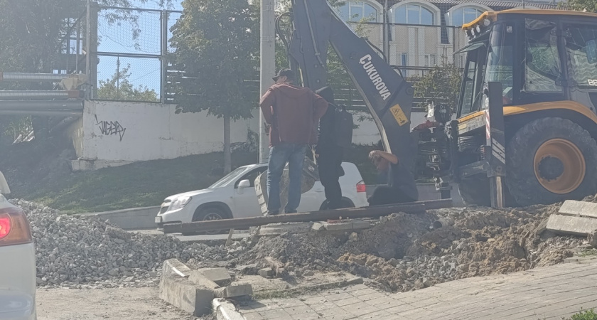Недолго музыка играла: улицу Видова в Новороссийске снова раскопали 