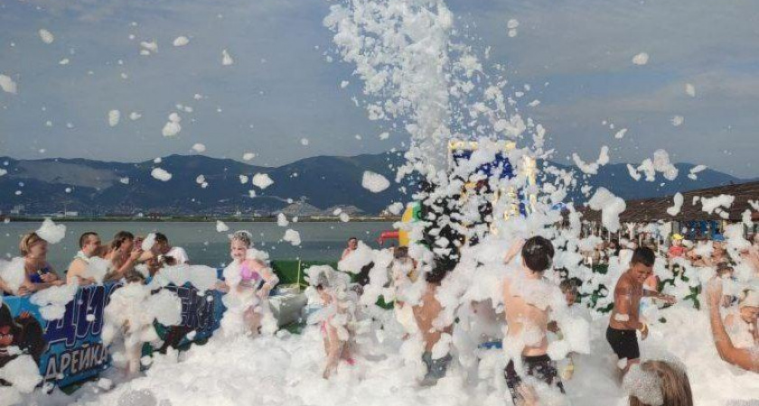 Прокуратура расследует скандальную пенную вечеринку на Суджукской лагуне в Новороссийске