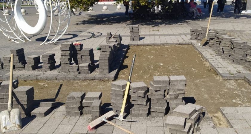 На набережной Новороссийска ремонтируют просевшую плитку