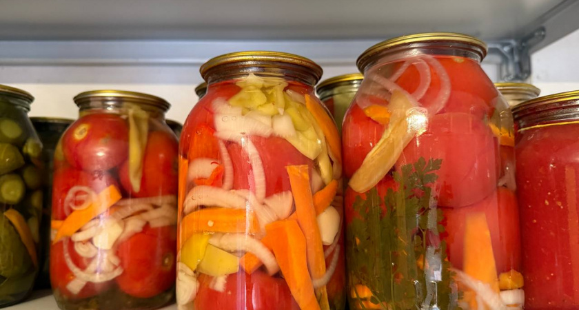 Уже 20 банок закрутила, но боюсь, за будет мало: запасаюсь на зиму вялеными помидорами. Самый простой и любимый рецепт из СССР