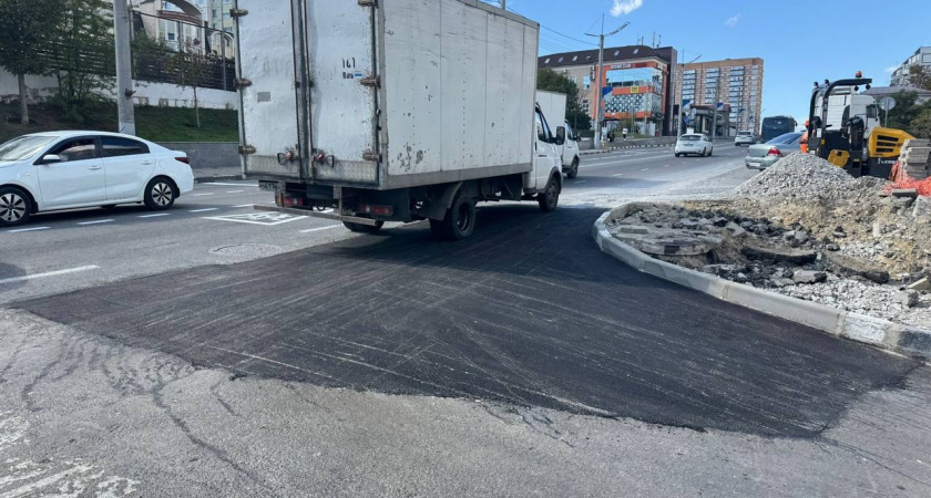 Тротуар подождет! Дорогу на Видова в Новороссийске заасфальтировали после ремонта теплотрассы, а до пешеходной зоны руки так и не дошли 