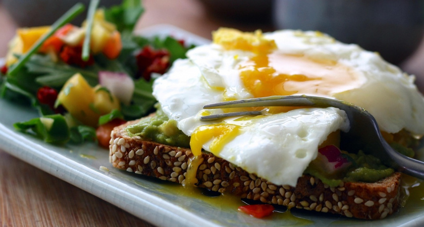 Горячие бутерброды с сыром и луком: быстрый, а главное сытный и вкусный завтрак