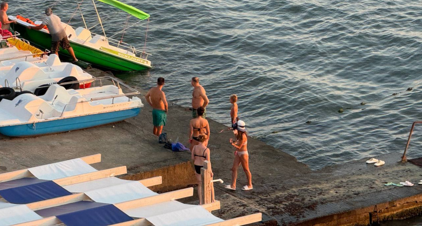 «Прутся в купальниках»: жители курортов Кубани признались, за что терпеть не могут туристов