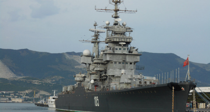 Американцы поздравляют друг друга с 250-летием военного флота открытками с крейсером «Михаил Кутузов», пришвартованным в Новороссийске