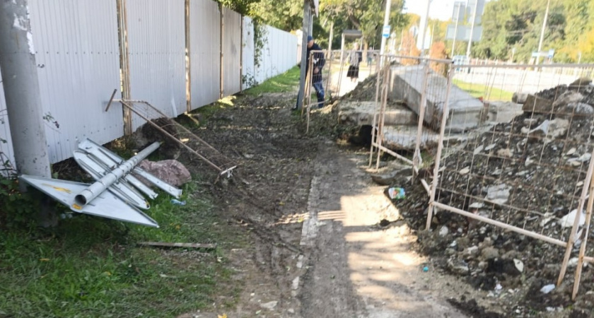 Новороссийцы требуют организовать безопасный тротуар на время затянувшихся ремонтных работ на оживленном перекрестке 