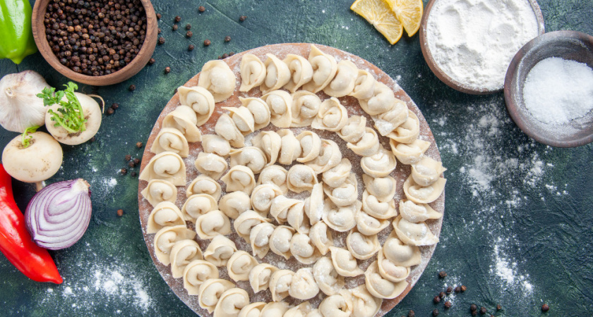 Зачем опытные хозяйки заливают в пельмени стакан холодной воды при варке - запомните этот важный лайфхак раз и навсегда