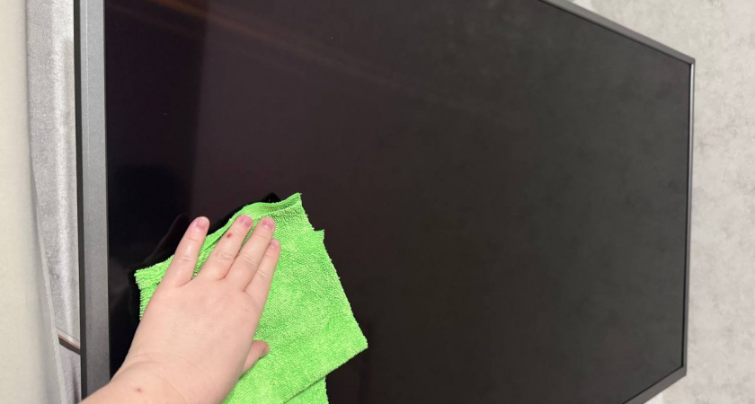 Чем нельзя протирать экран компьютера и телевизора - запомните это правило раз и навсегда