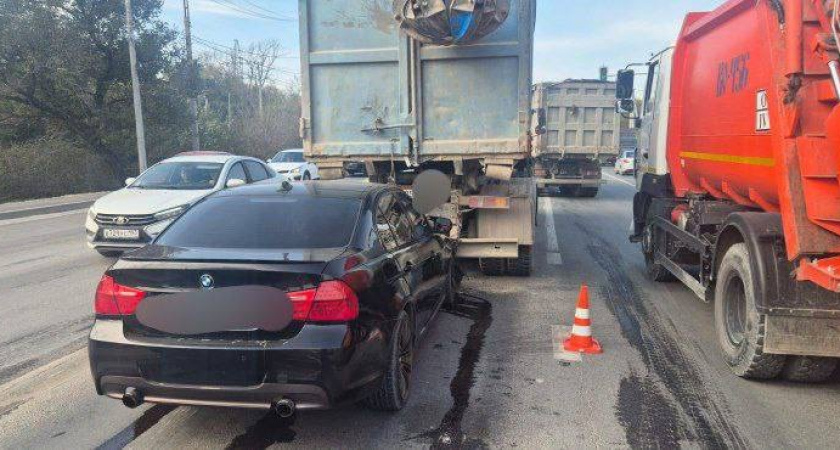 Водитель BMW погиб после столкновения с КамАЗом на трассе Новороссийск – Керчь